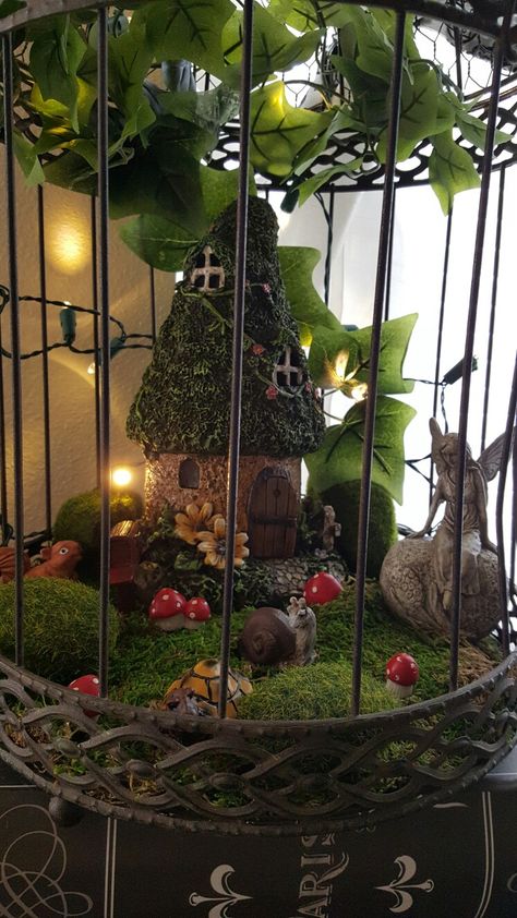 Hobby Lobby Fairy Garden Ideas, Birdcage Fairy Garden Ideas, Birdcage Fairy Garden, Large Fairy Garden, Birdcage Planter, Diy Fairy Door, Fairy Garden Doors, Fairy House Crafts, Fairy Lanterns