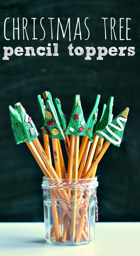 Encourage writing with these cute DIY Christmas tree pencil toppers. Perfect class gift. Christmas Tree Pencil, Pencil Craft, Pencil Topper Crafts, Christmas Toppers, Gingerbread Man Crafts, Kids Presents, Christmas Tree With Presents, Presents Christmas, Craft Kids