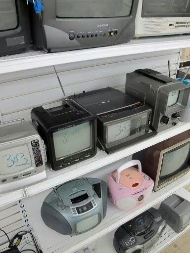 90s House Aesthetic Exterior, 2000s Electronics Aesthetic, Early 2000s Electronics, 90s Electronics Aesthetic, Old Electronics Aesthetic, 00s Technology Aesthetic, 90s Objects Aesthetic, Vintage Technology Aesthetic, 90s Technology Aesthetic