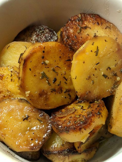 These potatoes are golden brown on the outside and creamy on the inside and just melt in your mouth. They have a wonderful, deep flavor from the chicken broth that just adds to their richness. Of c… Potatoes With Chicken Broth, Roasted Potatoes In Oven, Oven Potato Recipes, Boiled Potatoes Recipe, Chicken Broth Recipes, Chicken Stock Recipe, Chicken Shawarma Recipe, Potatoes In Oven, Recipe Using Chicken