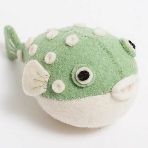 He Is Perfect, Felt Fish, Knitting Dolls Clothes, Fish Ornaments, Felt Crafts Diy, Cute Sewing Projects, Felt Ornament, Sewing Stuffed Animals, Fish Patterns