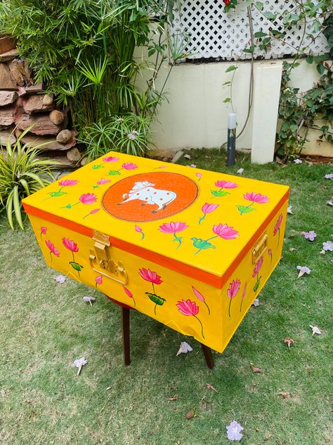 Trunk makeover Diy Trunk Makeover, Painted Trunk Ideas Diy, Tin Box Painting Ideas, Trunk Painting Ideas Diy, Metal Trunk Painting Ideas, Trunk Painting Ideas, Metal Trunk Makeover, Trunk Home Decor, Wedding Trunk