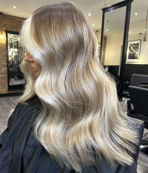 Blonde With Darker Underneath, Fall Cool Blonde Hair, Balayage With Money Piece Blonde, Brunette With Icy Blonde Highlights, Blonde Thick Highlights, Ashy Blonde With Money Piece, Natural Blonde Hair With Lowlights, Natural Blonde With Money Piece, Ashy Blonde With Lowlights