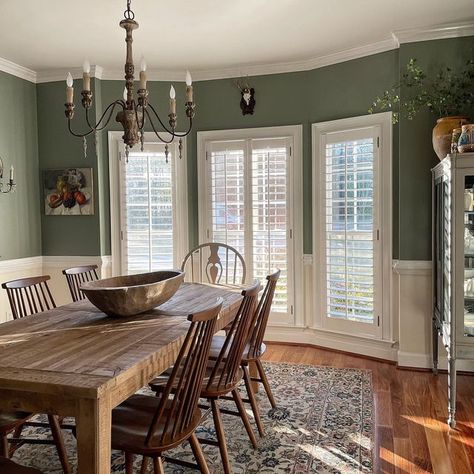 Bow Window Dining Room, Dining Room With Bay Window Ideas, Green And White Dining Room, Bay Window In Dining Room, Bay Window Dining Area, Dining Room With Windows, Bay Window Dining Room, Dining Room With Bay Window, Bay Window Dining