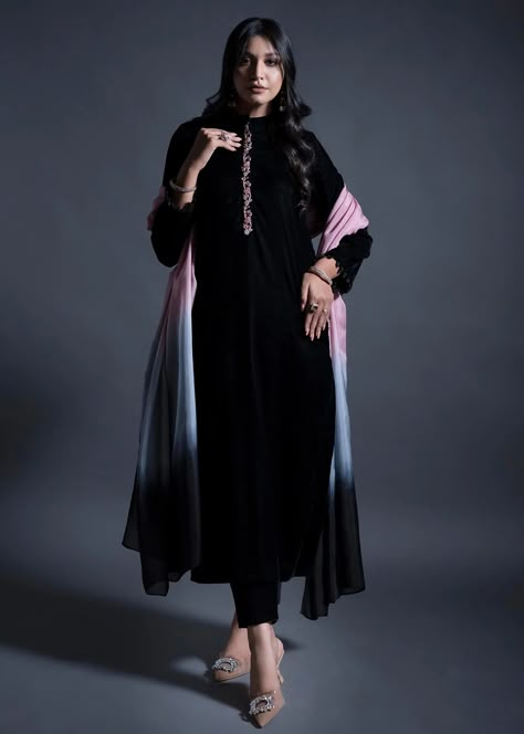 Long Shirt Ideas, Plain Velvet Suit Design, Velvet Suit Designs Pakistani, Velvet Long Shirt, Wedding Outfits Pakistani, Mehndi Clothes, Pakistani Wedding Clothes, Black Velvet Trousers, Women Party Outfits