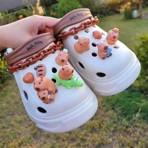 Croc Charms Aesthetic, 3d Capybara, Croc Jibbitz Ideas, Charms Aesthetic, Capybara Pet, Green Crocs, Croc Shoe Charms, Crocs Charms, White Crocs