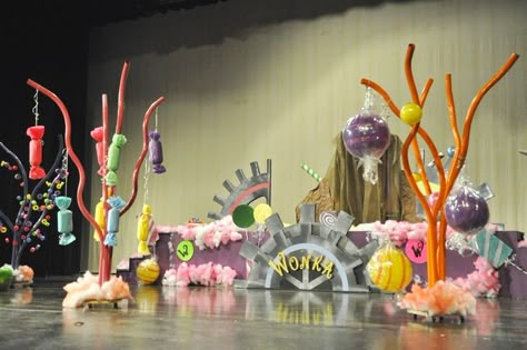 Willie Wonka Set Design, Wonka Set Design, Willy Wonka Musical, Willy Wonka Halloween, Willy Wonka Factory, Wonka Factory, Wonka Candy, Willy Wonka Costume, Giant Props