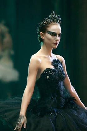 Black Swan Poster, Kueez Fashion, Swan Poster, Black Swan Movie, Swan Costume, Iconic Halloween Costumes, Black Swan Costume, Movie Character Costumes, Iconic Movie Characters