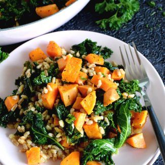 Kale And Sweet Potato Farro Salad Baked Pork Loin, Farro Recipes, Vegetarian Foods, Farro Salad, Sweet Potato Chili, Autumn Salad, Salad With Sweet Potato, Ground Turkey Recipes, Grain Foods