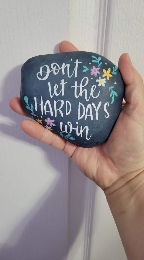 Rock Painting Positive Sayings, Rock Painting Ideas Motivational, Rock Painting Ideas Inspirational Quotes, Motivational Rocks Painting, Positive Rocks Painting, Painted Rocks Positive Sayings, Rock Painting Acrylic Pens, Paint Flowers On Rocks, Rock Painting Ideas Quotes