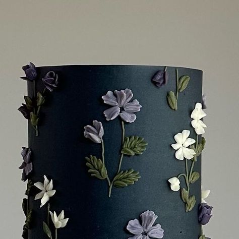 𝐒𝐞𝐚𝐭𝐭𝐥𝐞 𝐂𝐚𝐤𝐞𝐬 on Instagram: "Midnight blue 🌿  #seattlecakes #buttercreamflowers" Dark Blue Cake With Flowers, Dark Blue Birthday Cake, Midnight Blue Cake, Dark Blue Wedding Cake, Blue Themed Cake, Dark Blue Cake, Midnight Blue Wedding, 21st Ideas, 14th Birthday Cakes