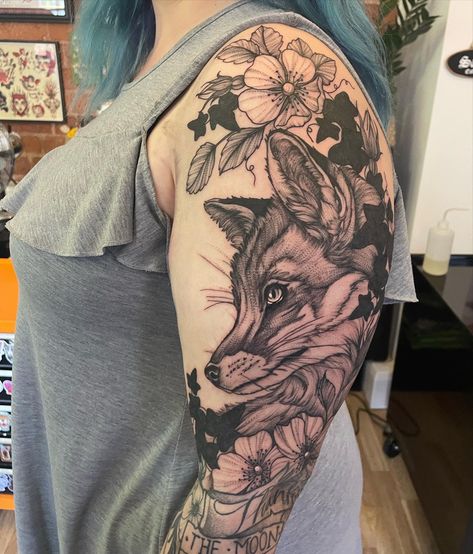 Fox Shoulder Tattoo, Womens Full Back Tattoos, Foliage Tattoo, X Tattoo, Fox Tattoo, Sleeves Ideas, Tattoo Feminina, Shoulder Tattoo, Tattoo Style