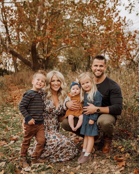 Family Of 5 Photoshoot, Fall Family Session, Family Of 5, Dream Living, Fall Family, Family Session, Photography Inspo, Photoshoot Poses, Family Pictures