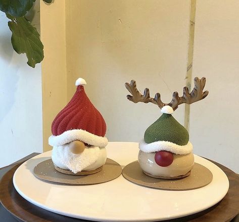 Taken from stashally user @Abagail. What’s better than celebrating Christmas with these cuties?! They’re rather expensive! They’re priced at >15000 won.. but it’s quite worth it because it’s so cute!   The shop name is called sous le gui and it’s located in hannam dong in Seoul. Do drop by if you’re intending to travel there! Christmas Entremet, Cake Cafe, Jello Shot Recipes, Christmas Cake Decorations, Dessert Plating, Xmas Cake, Cute Baking, Chocolate Art, French Desserts