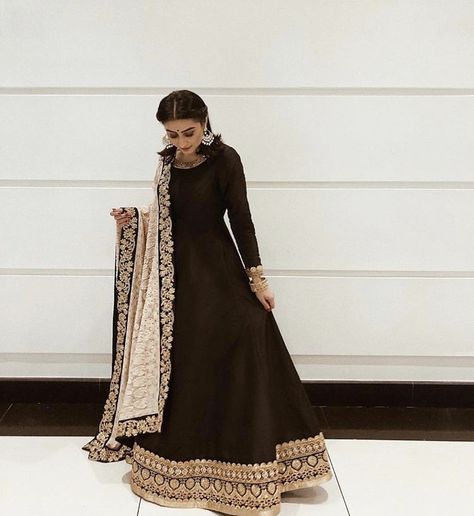 Pakistan Street Style, Punjabi Outfits, Pakistani Wedding Outfits, Traditional Indian Outfits, Indian Gowns Dresses, Indian Gowns, Indian Bridal Outfits, Dresses Indian, Dress Indian Style