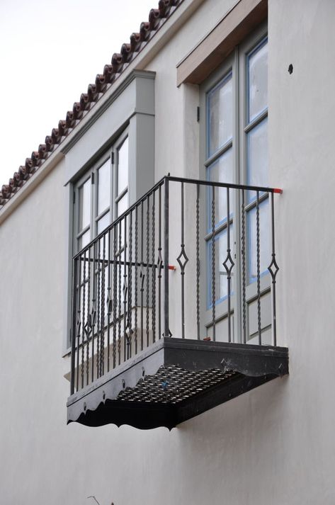 Balcony Grill Ideas, Railing For Balcony, Grill Balcony, Modern Window Grill, Balcony Grill, Modern Balcony, Balcony Grill Design, Balcony Railing Design, Stainless Steel Railing