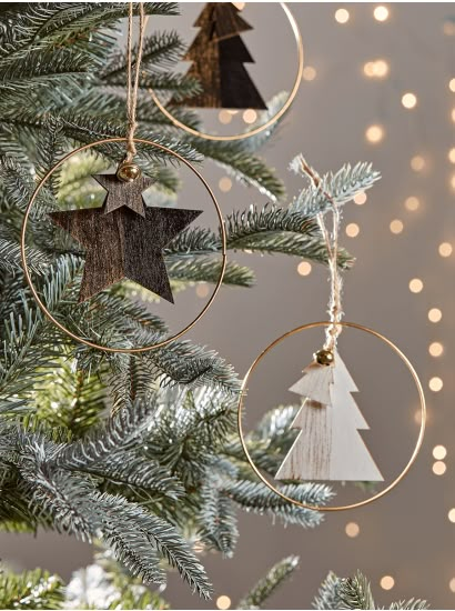 Christmas Tree Decorations, Traditional Gold & Silver Glass Baubles UK Scandinavian Christmas Trees, Boho Christmas Decor, Christmas Tree Decorating Themes, Scandi Christmas, Christmas Tree Inspiration, Natural Christmas, Nordic Christmas, Rustic Christmas Tree, Boho Christmas