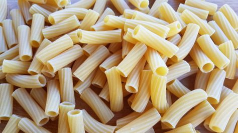 Elicoidali look like rigatoni but on closer inspection they are quite different. Like rigatoni, this pasta is a tube shape but the ridges are curved around the tube rather than straight and the pasta itself is slightly curved and narrower than rigatoni. Read more on the blog! Fusilli Bucati, Pasta Types, Spiral Pasta, Rigatoni Pasta, Baked Pasta Recipes, Cooking Dishes, Drying Pasta, I Was Wrong, Pasta Shapes