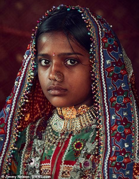 World's most endangered tribes: Portraits from around the globe capture beauty of indigenous people | Daily Mail Online Indian Culture Photography, South Indian Women, Tribes In India, Jimmy Nelson, Moving Images, Indian People, Indian Tribes, Women Photography, Indian Woman