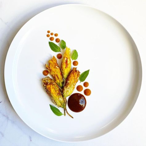 Chef Jason Whitehead 🇿🇦 on Instagram: “𝘎𝘰𝘢𝘵𝘴 𝘊𝘩𝘦𝘦𝘴𝘦 & 𝘗𝘪𝘯𝘦 𝘕𝘶𝘵 𝘚𝘵𝘶𝘧𝘧𝘦𝘥 𝘡𝘶𝘤𝘤𝘩𝘪𝘯𝘪 𝘍𝘭𝘰𝘸𝘦𝘳𝘴, 𝘙𝘢𝘪𝘴𝘪𝘯 & 𝘏𝘰𝘯𝘦𝘺 𝘗𝘶𝘳𝘦𝘦, 𝘊𝘩𝘢𝘳𝘳𝘦𝘥 𝘛𝘰𝘮𝘢𝘵𝘰 𝘚𝘢𝘶𝘤𝘦 🌼 These beauties were lightly fried in a…” Stuffed Zucchini Flowers, Fried Zucchini Flowers, Plated Food, Zucchini Flowers, Stuffed Zucchini, Goats Cheese, Pine Nut, Zucchini Fries, London Food