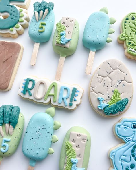 Dinosaur cookies and cakesicles for Izaeh #dinosaur#dinosaurcookies#dinosaurcakesicles#dinosaurbirthday#dinosaurtreats#lasvegas#lasvegastreats#dino#cookiesofig#cakesicles Dinosaur Cakesicles Ideas, Dinosaur Cake Popsicles, Dinosaur Cakesicles, Dinosaur Birthday Cookies, Dinosaur Cake Pops, Dinosaur Birthday Theme, Cake Pop Designs, Dinosaur Birthday Cakes, Dinosaur Cookies