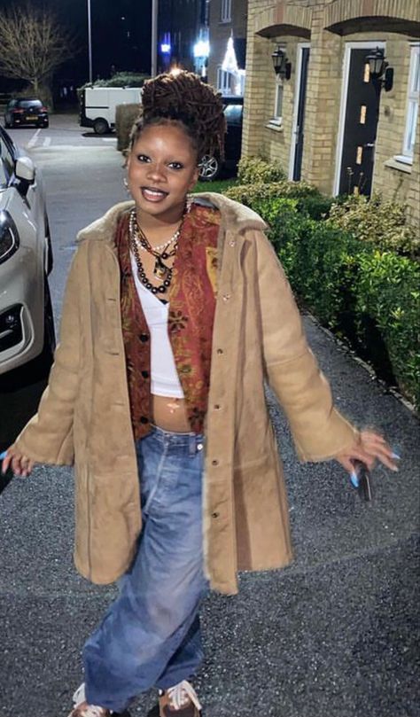 Latina Grunge Aesthetic, Poc Aesthetic Outfits, Winter Bohemian Outfits Black Women, Winter Spiritual Outfits, 90s Earthy Outfits, Midsize Earthy Outfits, Earth Tone Winter Outfit, Y2k Earthy Aesthetic, Birthday Outfit Daytime