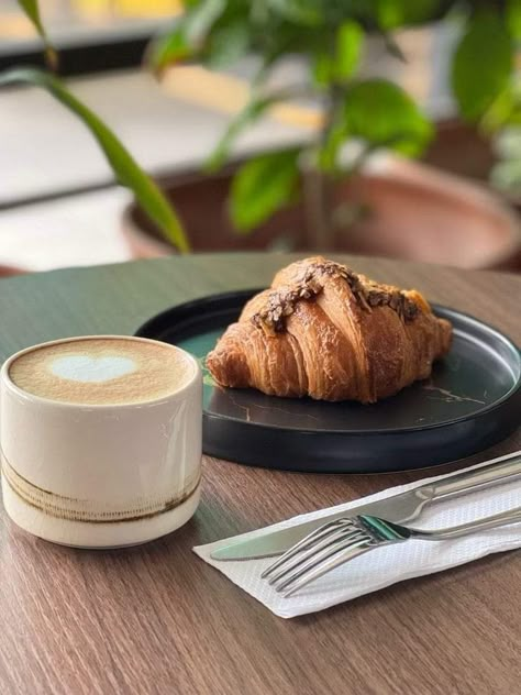 Croissant And Coffee Photography, Croissant Coffee Aesthetic, Coffee Shop Food Photography, Coffee With Croissant, Coffee And Croissants Photography, Coffee And Cake Photography, Croissant Aesthetic Photography, Croissant And Coffee Aesthetic, Coffee And Croissants Aesthetic