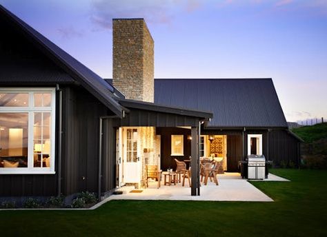 Come to the Dark Side: 14 Totally Chic Black Houses | Apartment Therapy Black Houses, Farmhouse Exterior Design, Dark House, Black Barn, White Windows, Modern Farmhouse Exterior, Contemporary Farmhouse, Black House Exterior, Modern Barn