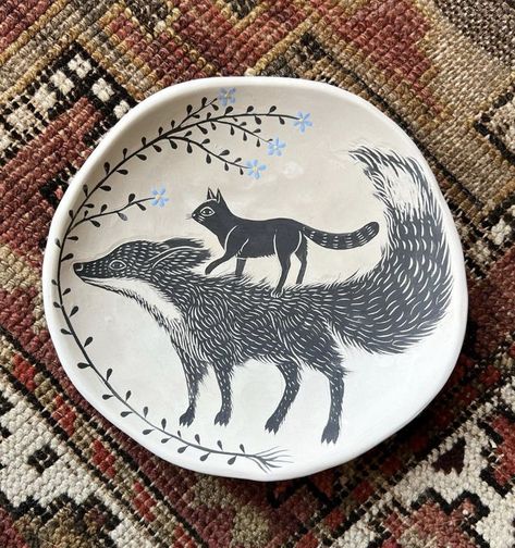 Ceramics Pottery Art, Sgraffito, Bird Drawings, Painted Pots, Plate Design, Ceramic Clay, Pottery Painting, Craft Inspiration, Handmade Pottery