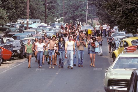 Fans Entering the Grateful Dead Concert | Englishtown NJ 3 September 1977 | James R Anderson Photography 1970s Music Festival, Grateful Dead Aesthetic, Grateful Dead Lyrics, Grateful Dead Halloween, Grateful Dead Concert, Keep On Truckin, The Grateful Dead, Labour Day Weekend, Alley Cat