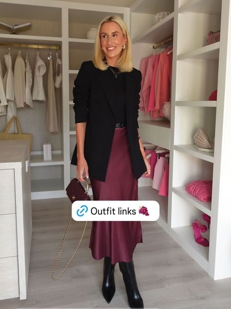 Gonna Bordeaux Outfit, Maroon Satin Skirt Outfit, Dark Red Skirt Outfit, Burgundy Silk Skirt Outfit, Burgundy Skirt Outfit Winter, How To Style Red Skirt, Outfit Cena Navidad, Burgundy Satin Skirt Outfit, Red Skirt Outfits