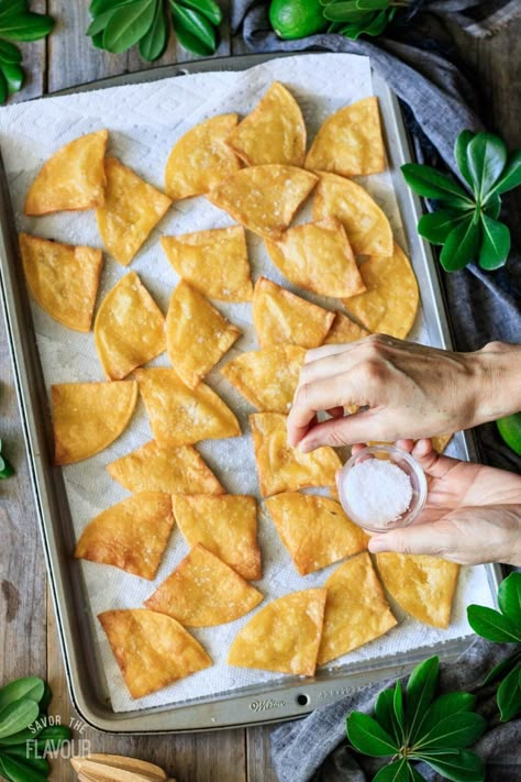 Craving the crispy, crunchy chips from Chipotle? Whip up a mouthwatering batch of these salty, lime-flavored tortilla chips at home--it only takes four ingredients! Serve with copycat Chipotle recipes or with your favorite salsa, guacamole, or queso blanco. Quick Mexican Recipes, Chipotle Chips, Lime Tortilla Chips, Chipotle Guacamole, Chipotle Copycat Recipes, Chipotle Copycat, Chipotle Recipes, Vegetarian Mexican Recipes, Copycat Chipotle