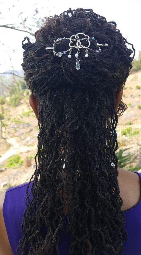 Quick & Easy Messy half-up hairstyle for sister locks Rain Drop Braids, Drop Braids, Black Women Prom Hairstyles, Wavy Natural Hair, Braids Long, Sister Locks, Cornrow Ponytail, Hairstyles List, Sisterlocks Styles