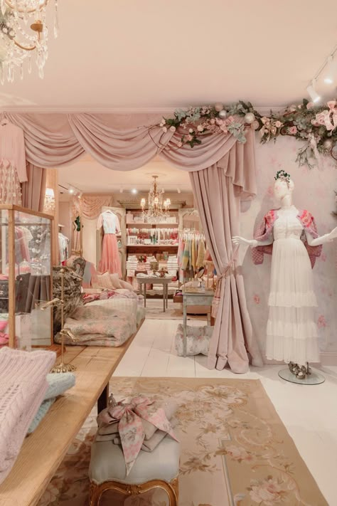 بيوت ملكية, Boutique Inspiration, Store Design Boutique, Boutique Decor, Love Shack Fancy, Boutique Ideas, Boutique Interior, Pink Interior, Upper East Side