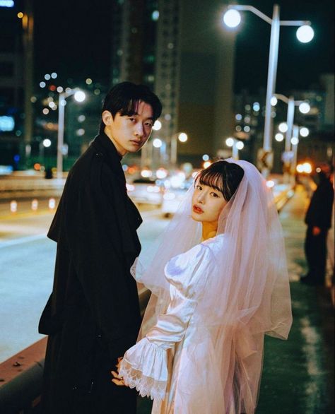 Funny Pre Wedding Photoshoot, Korean Engagement Photos, Pre Wedding Photoshoot Ideas, Night Engagement Photos, Wedding Photoshoot Ideas, Japan Wedding, Nyc Photoshoot, Edgy Wedding, Korean Wedding Photography