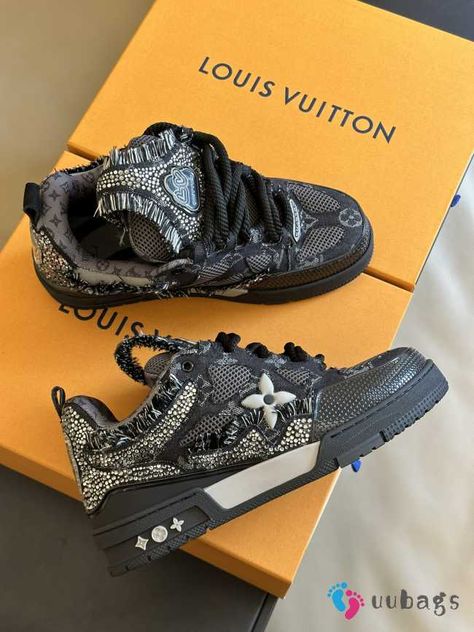 Louis Vuitton Black Shoes, Louis Vuitton Skate Sneakers, Lv Shoes Outfit, Zapatillas Louis Vuitton, Skate Outfit, Lv Shoulder Bag, Louis Vuitton Sneakers, Skate Sneakers, Lv Shoes