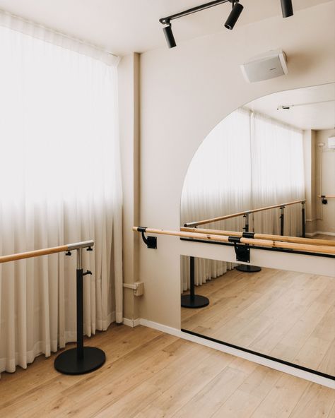 Home Gym Barre Ballet Bar, Barre Room At Home, Private Fitness Studio, Barre Studio Design Ideas, Barre Studio Aesthetic, Barre Studio Design, Ballet Studio Design, Small Pilates Studio, Home Dance Studio Ideas