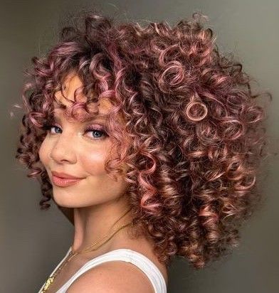 Curly Hair Color Ideas Pale Skin, Curly Rose Gold Hair, Brown And Pink Hair Curly, Pink And Brown Curly Hair, Pink Hair Streaks Curly, Curly Pink Highlights, Curly Hair Pink Highlights, Curly Hair Color Ideas Balayage Curls, Rose Gold Curly Hair