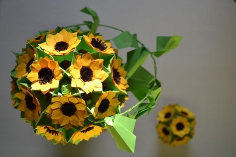 Origami Sunflower, 8 Noiembrie, Origami Inspiration, Origami Wedding Invitations, Origami Lotus Flower, Origami Flowers Tutorial, Origami Ball, Origami Wedding, Origami Envelope