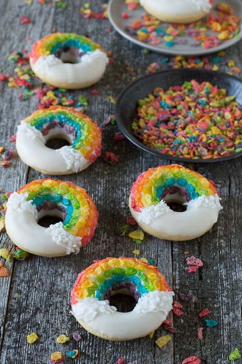 Rainbow Donuts - these fun donuts are made using fruity pebbles, white chocolate and shredded coconut! Cereal Donuts, Rainbow Popsicles, Donut Decorating Ideas, Fancy Donuts, Rainbow Donut, Rainbow Desserts, Baked Donut Recipes, Donut Decorations, Cute Donuts