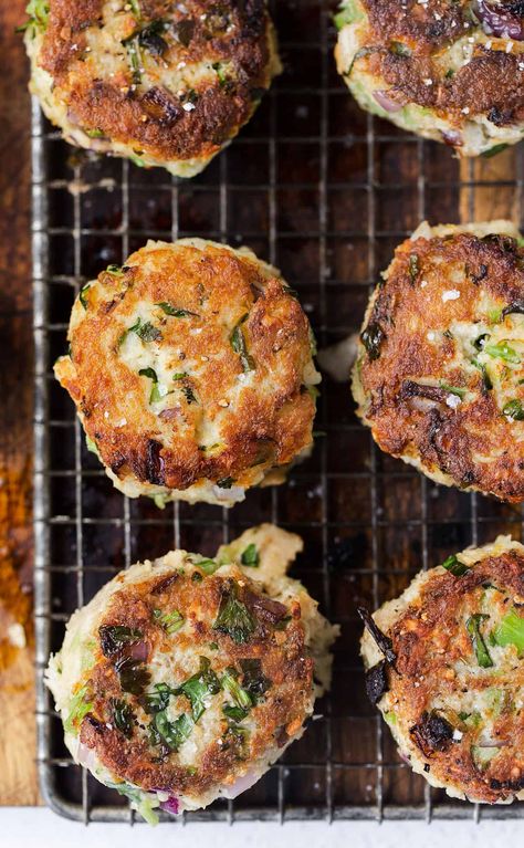 Lemon Scallion Crab Cakes are a delicious Pacific Northwest style crab cake made with fresh or canned crab, panko breadcrumbs and lots of lemon and herbs! crab cakes recipes | how to make crab cakes with canned crab Crab Cakes With Canned Crab, Frozen Crab Cakes, Crab Cake Appetizer, Fried Crab Cakes, Light Lunch Recipes, Cakes With Lemon, Fried Crab, Lemon Seasoning, Pacific Northwest Style