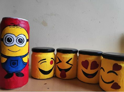 Emoji Painting, Bottles Decoration Diy, Minion Art, Minions Love, Emoji Love, Jar Art, Cartoon Painting, Painted Jars, Diy Bottle