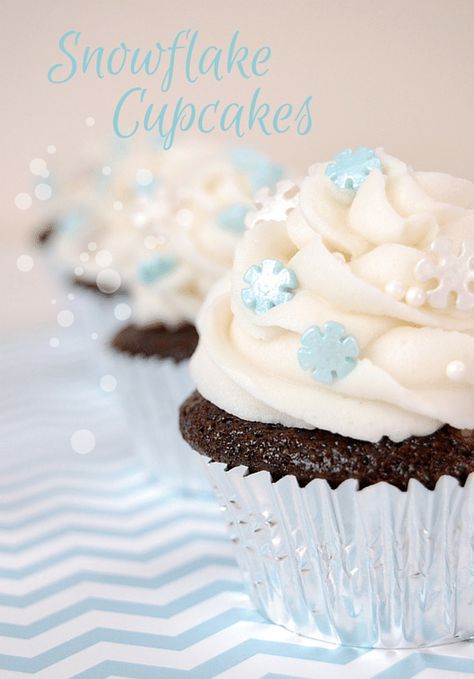 Snowflake cupcakes -- chocolate cupcakes with vanilla buttercream frosting Snowflake Sprinkles, Big Snowflakes, Snowflake Cupcakes, Winter Cupcakes, Frosting Cupcakes, Cupcakes Vanilla, Frozen Cupcakes, Onederland Party, Cupcake Wars