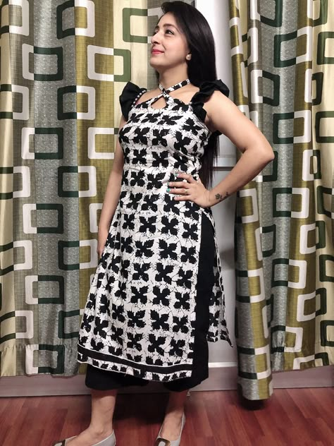 Boutique Kurti Designs Latest, Dress Pettan Neck, Kurta Back Neck Designs, Designer Kurti Patterns Latest, Back Designs For Kurtis, Mehndi Dress Bridal, Style Aesthetics Types, Kurti Patterns Latest, Casual Style Aesthetic