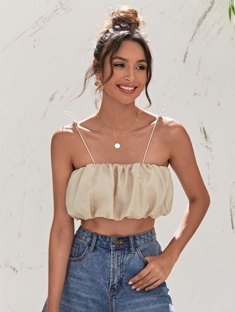 Top de tirantes fruncido con tira ajustable | SHEIN Cheap Cropped Blouse For Day Out, Cheap Sleeveless Ruffled Crop Top, Cheap Elegant Zara Crop Top, Elegant Cheap Zara Crop Top, Crop Top Elegante, Blusas Crop Top, Beige Top, Women Tank Tops, Cropped Cami