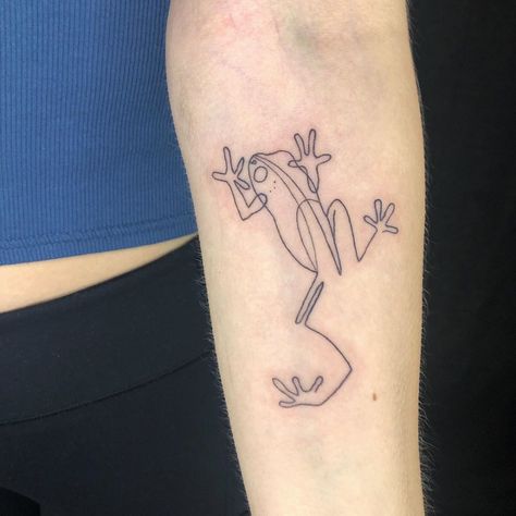 Cassie Shammel on Instagram: “Contour froggo for Maya 🐸 this was fun! I’d like to do more like this . . . . . . #eugenetattoo #eugeneoregon #eugene #oregon #frog…” Frog Tattoo Design, Small Feather Tattoo, Celtic Tattoos For Men, One Line Tattoo, Frog Tattoo, Hidden Tattoos, Korean Tattoos, Frog Tattoos, Hand Poked Tattoo