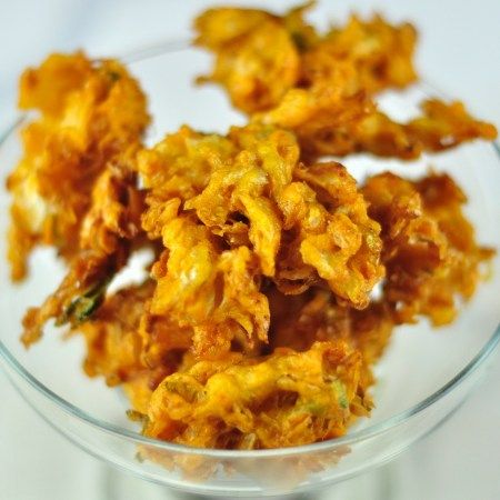 cabbage pakora Vegetarian Finger Food, Onion Pakoda, Yummy Appetizers Parties, Homemade Appetizer, Vegetarian Nutrition, Vegetarian Cabbage, Party Appetizer, Evening Snacks, Indian Snacks