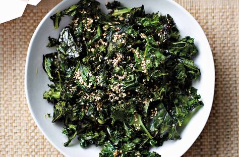 Baked crispy kale recipe Chicken And Kale Recipes, Crispy Kale, Kale Recipe, Baked Kale, Healthy Popcorn, Chinese Vegetables, Tesco Real Food, Kale Recipes, Famous Recipe