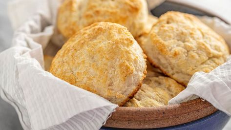 Nothing beats warm flaky old fashioned biscuits straight from the oven. This fool-proof homemade biscuit recipe is easy to make and requires just 6 ingredients. Soda Biscuit Recipe, Old Fashioned Biscuit Recipe, Old Fashioned Biscuits, Homemade Biscuit Recipe, Homemade Biscuit, Breakfast Casserole With Biscuits, Homemade Biscuits Recipe, Southern Biscuits, Buttermilk Biscuits Recipe