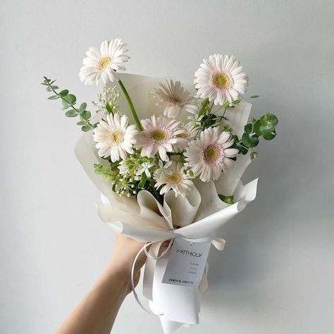 Gerbera Daisy Bouquet, Love Bouquet, Small Flower Arrangements, Gerbera Flower, Valentine Bouquet, Daisy Bouquet, Fresh Flower Bouquets, Flower Bouquet Diy, Boquette Flowers